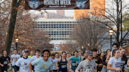 students run in the annual Turkey Trot
